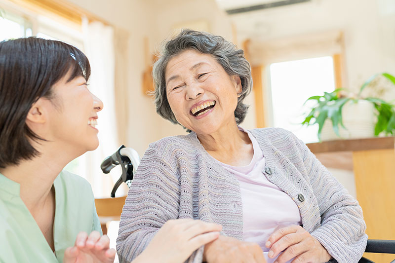 笑顔の年配女性